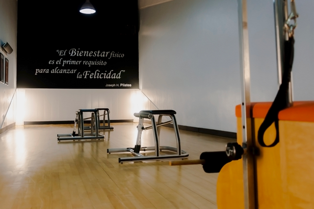 Sala de Pilates con la cita de Joseph Pilates en la pared